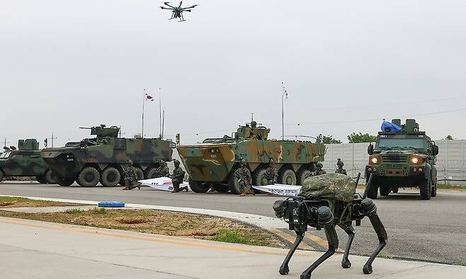 육군의 차륜형장갑차와 다족로봇이 전시되어 있다. 세계일보 자료사진
