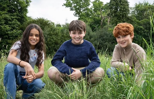 HBO에서 2026년 공개 예정인 드라마 '해리포터' 시리즈에서 해리 역을 맡은 도미닉 맥 러플린(Dominic Maclaughlin)(가운데). HBO