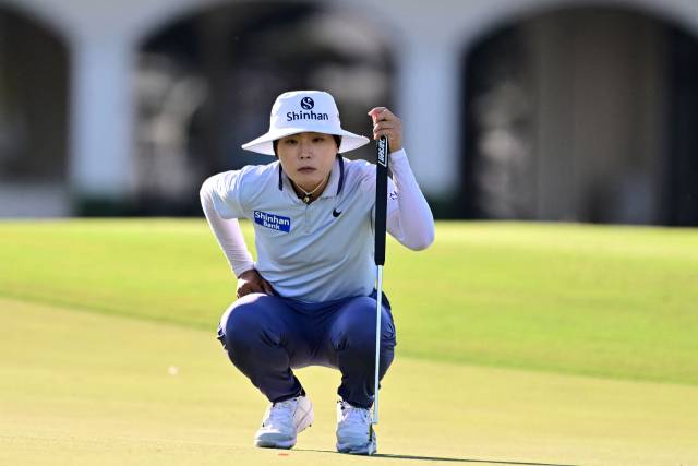 그린을 읽고 있는 이소미. 사진 제공=AFP연합뉴스