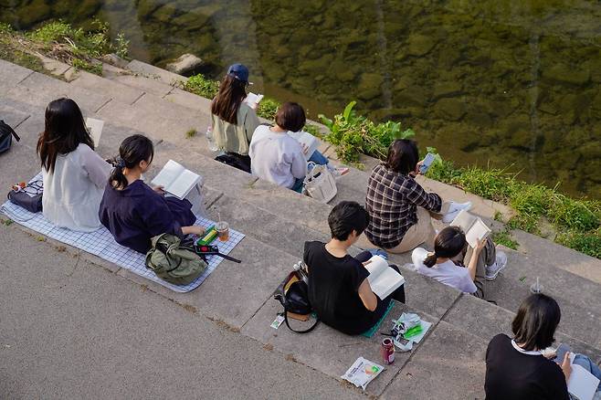 9월27일 ‘침묵독서클럽’은 서울 청계천에서 열렸다. 참가자들은 매달 다른 공공장소에 모여 침묵 속에서 책을 펼친다. ⓒ선재 제공