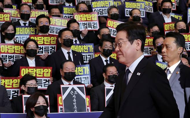 이재명 대통령이 11월4일 내년도 정부 예산안에 대한 시정연설을 하기 위해 서울 여의도 국회에 도착, 피케팅 시위를 벌이고 있는 국민의힘 의원들에게 인사한 뒤 이동하고 있다. ⓒ국회사진기자단