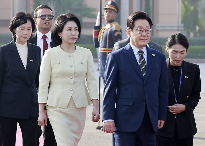 이집트 공식 방문을 마친 이재명 대통령과 김혜경 여사가 21일(현지 시각) 남아공 주요 20개국(G20) 정상회의 참석을 위해 카이로 국제공항에서 공군 1호기로 향하고 있다. ⓒ연합뉴스