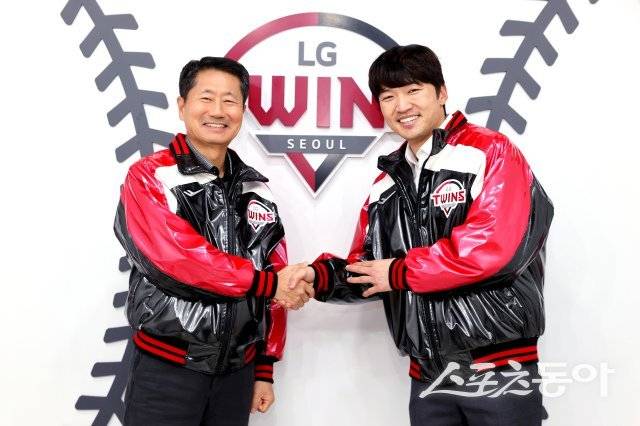 박해민(오른쪽)이 21일 잠실구장에서 LG와 4년 최대 65억 원에 FA 계약을 체결한 뒤 김인석 구단 대표이사와 악수하고 있다. 사진제공｜LG 트윈스