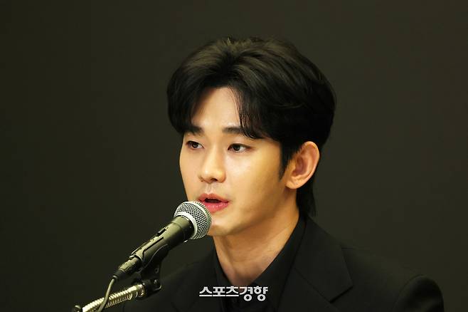 미성년자 교제 의혹을 받고 있는 배우 김수현이 31일 서울 마포구 스탠포드 호텔에서 고 김새론씨와 관계에 대한 입장을 밝히고 있다. 2025.03.31 한수빈 기자
