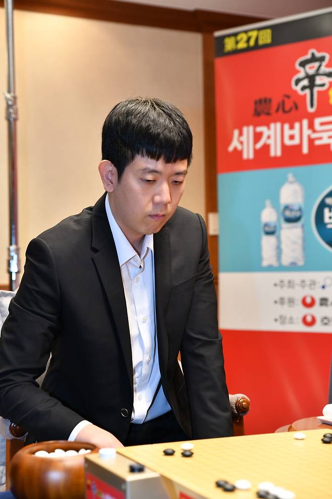 강동윤 9단이 21일 부산 호텔농심에서 열린 제27회 농심신라면배 세계바둑최강전 2라운드 5국에서 중국의 탄샤오 9단과 대국하고 있다.  한국기원 제공