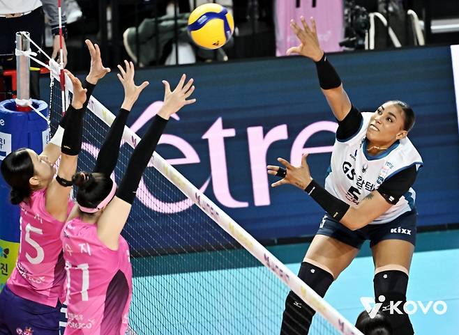 스파이크하는 지젤 실바(오른쪽). /사진=KOVO 제공