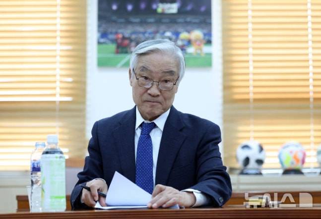 조남돈 한국프로축구연맹 상벌위원장이 지난달 21일 오후 서울 종로구 축구회관에서 사회관계망서비스(SNS)를 통해 심판 판정에 불만을 제기한 거스 포옛 전북 현대 감독에 대한 징계 여부 논의를 위해 열린 상벌위원회를 주재하고 있다. /사진=뉴시스