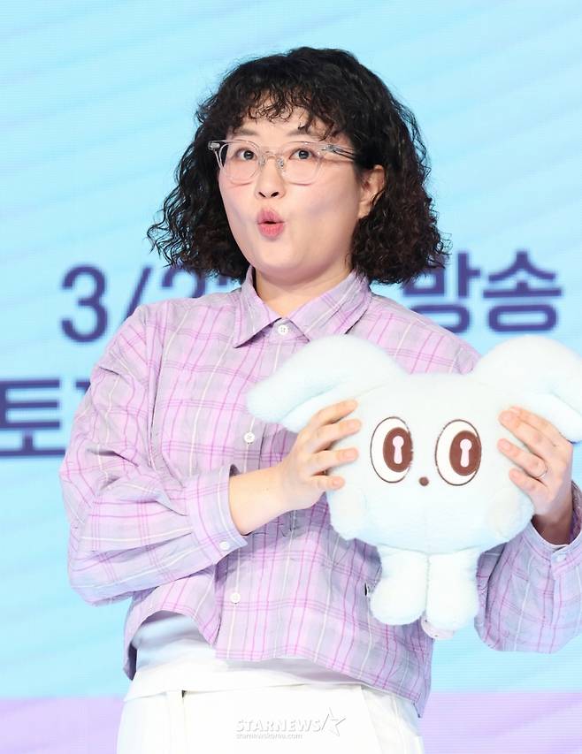 (서울=뉴스1) 권현진 기자 = 여행 크리에이터 원지가 20일 서울 마포구 쇼킹케이팝센터에서 열린 ENA ‘지구마불 세계여행3’ 제작발표회에 참석해 포즈를 취하고 있다.   '지구마불 세계여행3'는 여행 크리에이터 3대장 빠니보틀(빠니보틀 Pani Bottle), 원지(원지의 하루), 곽튜브(곽튜브 KWAKTUBE)가 김태호 PD에 의해 설계된 세계여행 부루마불 게임에 참여, 주사위에 운명을 맡기고 세계 각지를 여행하는 과정을 담은 예능 프로그램이다.  2025.3.20/뉴스1  Copyright (C) 뉴스1. All rights reserved. 무단 전재 및 재배포,  AI학습 이용 금지. /사진=(서울=뉴스1) 권현진 기자