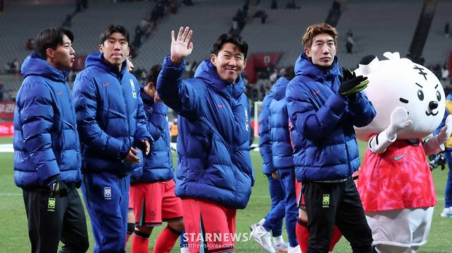 축구 국가대표 A매치 친선경기 대한민국과 가나의 경기가 18일 서울월드컵경기장애서 열렸다. 손흥민을 비롯한 대표팀 선수들이 가나에 1-0 승리를 한 후 팬들에 인사하고 있다. /사진=김진경 대기자