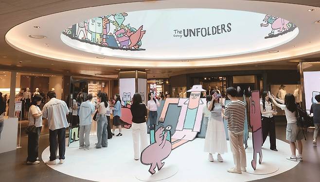 삼성전자가 트라이폴드폰을 출시한다. 사진은 지난 7월 서울 코엑스에서 운영한 갤럭시 폴더블폰 체험존 'The Galaxy UNFOLDERS'.[사진 | 뉴시스]