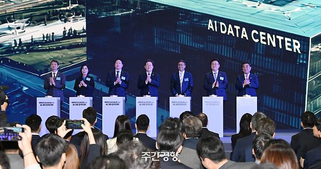 이재명 대통령(가운데)이 지난 6월 20일 울산에서 열린 ‘대한민국 AI 고속도로, 울산 AI데이터센터 출범식’에 참석해 최태원 SK그룹 회장(왼쪽에서 세 번째) 등과 함께 손뼉을 치고 있다. 김창길 기자