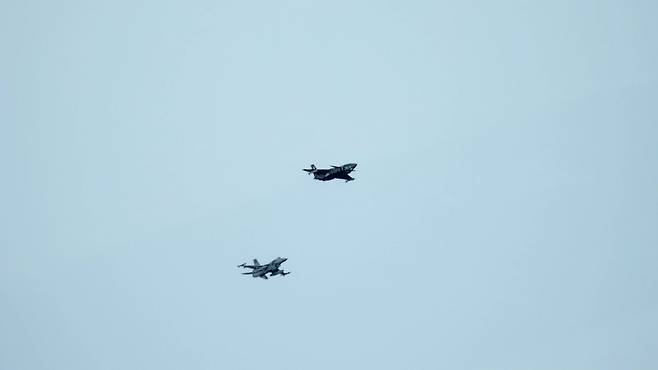 크즐렐마 (테키르다 아나돌루=연합뉴스) 20일(현지시간) 아큰즈 비행훈련시험장에서 이륙한 크즐렐마 무인전투기가 튀르키예 공군 F-16과 근접조우하는 장면. 2025.11.21 photo@yna.co.kr