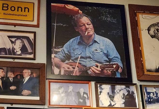 [베를린=연합뉴스] 이광빈 기자 = 베를린의 레스토랑 '슈탠디게 페어트레퉁' 내부에 빌리 브란트(가운데) 전 서독 총리 등의 사진이 걸린 모습 . ※ 재판매 및 DB 금지