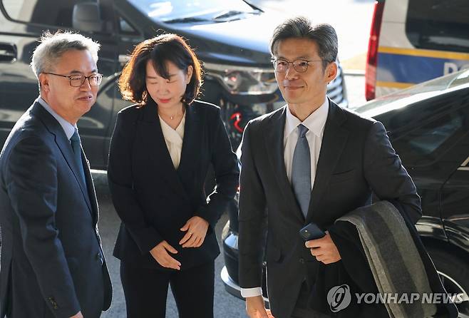 출근하는 박철우 신임 중앙지검장 (서울=연합뉴스) 이동해 기자 = 박철우 신임 서울중앙지검장이 21일 서울 서초구 서울중앙지방검찰청으로 들어서고 있다. 2025.11.21 eastsea@yna.co.kr