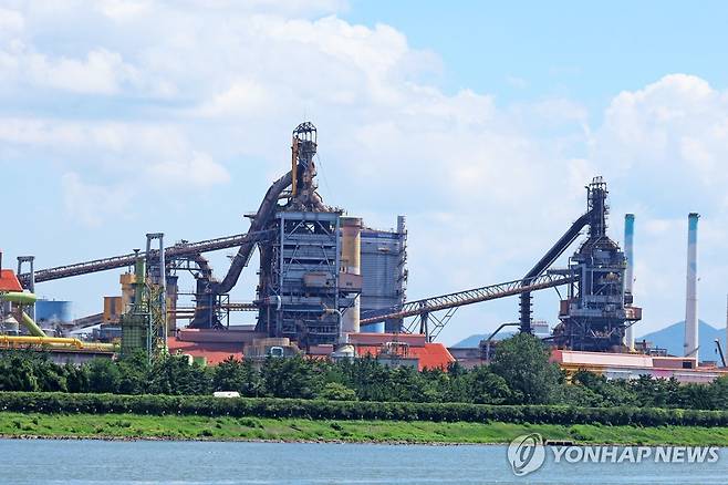 포스코 포항제철소 1고로(오른쪽)와 2고로 [촬영 손대성]