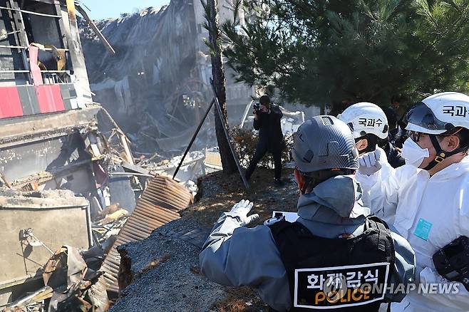 처참한 이랜드 물류센터 화재 현장 (천안=연합뉴스) 이주형 기자 = 21일 충남 천안시 동남구 이랜드패션 물류센터에서 소방, 경찰, 국과수 등 합동감식팀 직원들이 현장을 살피고 있다. 2025.11.21 coolee@yna.co.kr