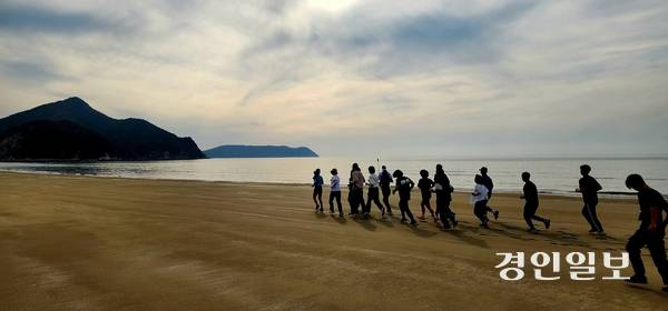 사진은 농여해변을 러닝하고 있는 모습. 기사와 관련없음. /경인일보DB