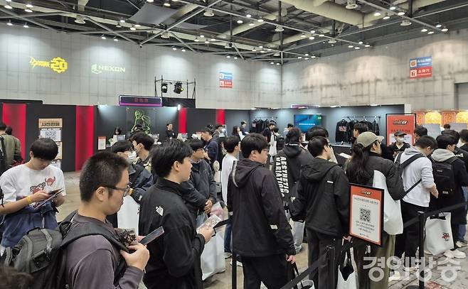 오늘(22일) 일산 킨텍스에서 개막된 '던파 페스티벌'에 입장하기 위해 몰려든 유저들.[사진=곽경호 기자]