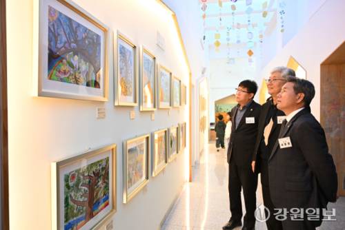 22일 양구 박수근미술관 내 어린이미술관에서 열린 한국의 위대한 화가 박수근을 기리는 제12회 전국사생대회 시상식 참석자들이 수상작을 살펴보고 있다. 신세희기자