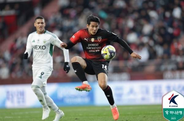 22일 포항스틸야드에서 열린 포항-전북의 K리그1 37라운드 마지막 홈경기서 박승욱이 볼을 잡고 있다. 사진=한국프로축구연맹 제공