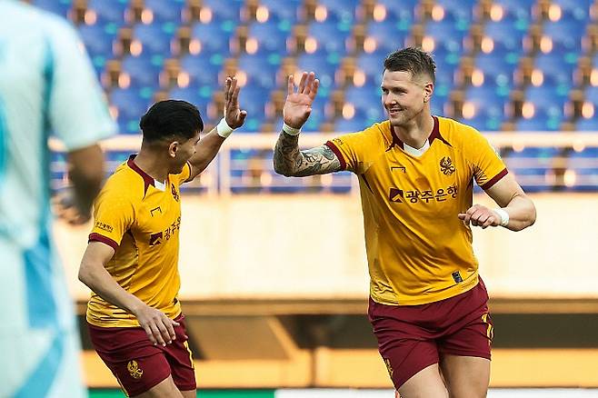22일 광주월드컵경기장에서 열린 울산과의 경기에서 전반 2분 헤더로 골을 넣은 프리드욘슨. 광주FC 제공