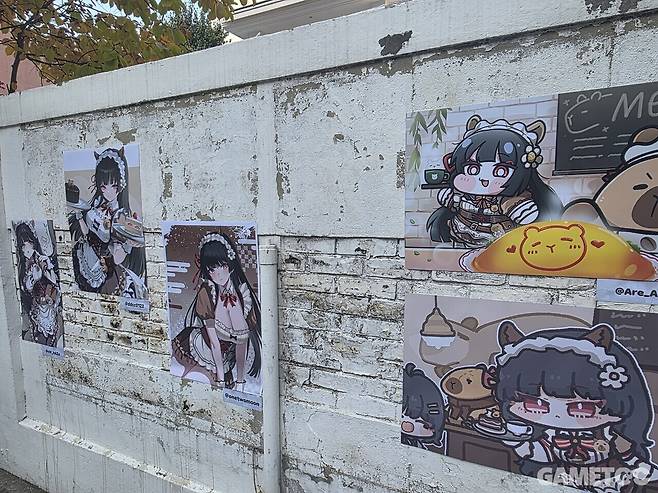 카페 입구 근처에 붙어있는 치사 포스터 (사진= 서동규 객원기자)