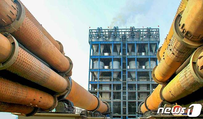 (평양 노동신문=뉴스1) = 북한 순천시멘트연합기업소  사진. [국내에서만 사용가능. 재배포 금지. DB 금지. For Use Only in the Republic of Korea. Redistribution Prohibited] rodongphoto@news1.kr