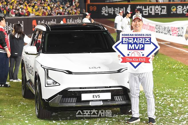LG 김현수가 31일 대전 한화생명볼파크에서 열린 2025 KBO리그 한화와 한국시리즈 5차전에서 승리하며 통합 우승을 차지한 뒤 MVP로 선정되어 부상으로 받은 EV5 차량과 기념촬영을 하고 있다. 대전 | 박진업 기자 upandup@sportsseoul.com