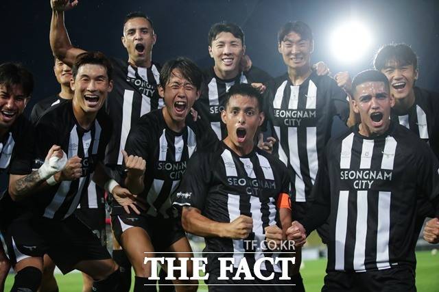전경준 감독 체제로 대반전을 노리고 있는 성남 선수들./K리그