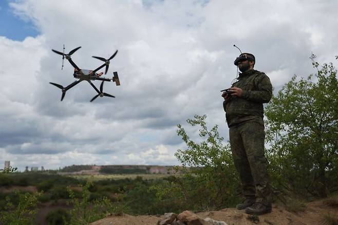 드론 조종법을 연습 중인 러시아군의 모습.타스연합뉴스