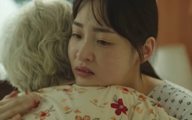 종영까지 단 4회만을 남겨둔 tvN 토일드라마 '태풍상사'가 기대감을 고조시켰다. 지난 12회에서 강태풍(이준호 분)이 이끄는 '태풍상사'는 '희망의 초원' 프로젝트 단독 낙찰에 성공했지만, 창고 화재라는 악재를 맞으며 수술용 장갑 납품에 빨간불이 켜졌다. 조달청의 납품 연기 불가 통보 속에서 '중꺾마' 정신으로 무장한 태풍이 이 위기를 어떻게 극복할지가 첫 번째 관전 포인트다. 두 번째는 흑화한 라이벌 표현준(무진성 분)의 폭주다. 태풍을 향한 열등감과 승부욕에 사로잡힌 표현준은 아버지 표박호의 압박에도 굴하지 않고 태풍을 무너뜨리기 위한 마지막 '어퍼컷'을 준비하고 있어 긴장감을 더한다. 마지막으로 1989년 차용증을 둘러싼 미스터리가 서서히 풀릴 예정이다. 태풍이 찢겨진 금전납출부와 달라진 서류 정리 방식 등을 통해 진실에 다가서는 가운데, 표박호와 얽힌 차선택(김재화 분)의 비밀이 드러나며 극의 판도를 뒤흔들 전망이다. 휘몰아치는 전개로 안방극장을 사로잡을 '태풍상사' 13회는 11월 22일 밤 9시 10분에 방송된다.