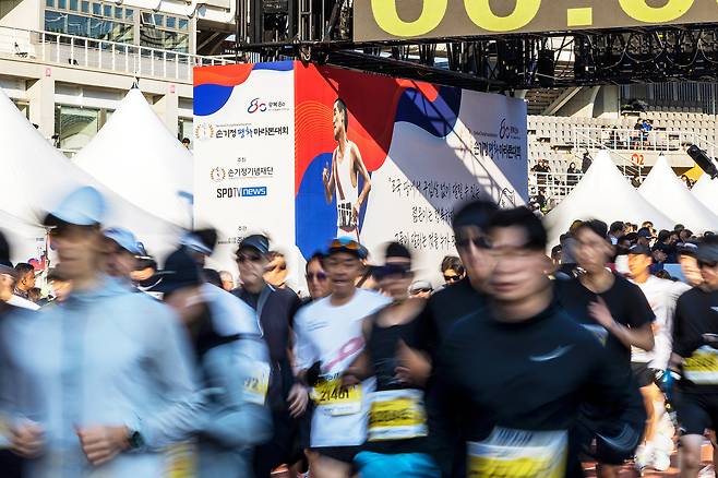 지난 11월16일 경기도 고양종합운동장에서 열린 제21회 손기정평화마라톤대회에서 참가자 2만여명이 제2자유로로 달려나가고 있다. /양수열 영상미디어 기자