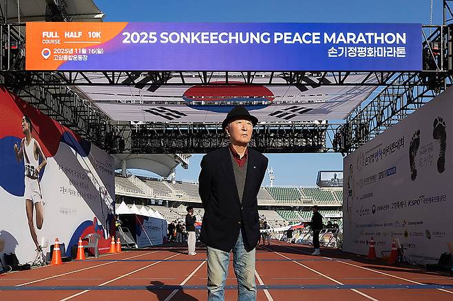 손정인씨가 16일 손기정평화마라톤대회가 열린 스타디움에서 러너들을 바라보고 있다. /양수열 영상미디어 기자