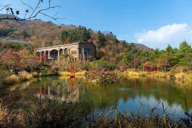 호수와 어우러진 유럽풍 건축물이 이국적인 정취를 자아내는 경기도 가평의 '청리움'. 보리산 해발 500m 지점에 자리 잡은 청리움은 맑은 정기를 오롯이 만끽할 수 있는 반전 풍경을 품고 있다. / 이건송 영상미디어 기자