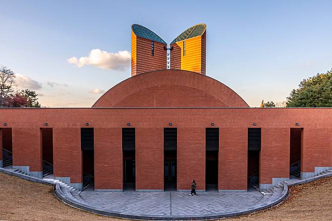 건축 거장 마리오 보타가 설계한 대성당을 볼 수 있는 경기도 화성 '남양성모성지'는 천주교 순례 성지, 건축 투어 성지일뿐 아니라 묵상의 성지로도 인기다. / 이신영 영상미디어 기자