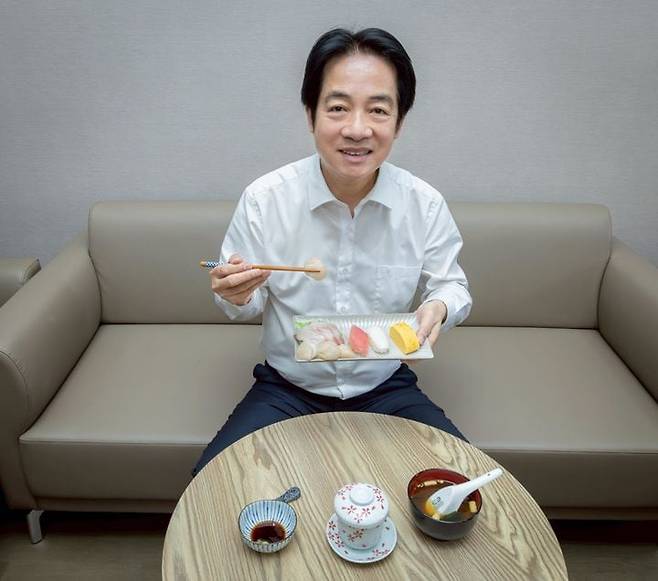 라이칭더 대만 총통이 20일 자신의 소셜미디어에 초밥이 담긴 접시를 들고 식사하는 사진을 올리고 “점심으로 초밥과 미소국을 먹었다”고 썼다. 중국이 일본산 수산물 수입 금지령을 내리자, 일본에 대한 지지 의사를 내비친 것이라는 해석이 나왔다./페이스북