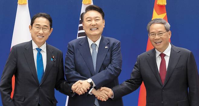 윤석열 전 대통령이 지난해 5월 27일 청와대 영빈관에서 열린 제9차 한·중·일 정상회의에 앞서 일·중 정상과 기념 촬영을 하고 있다. 왼쪽부터 기시다 후미오 전 일본 총리, 윤 전 대통령, 리창 중국 국무원 총리. /대통령실