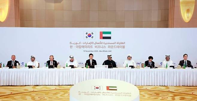 이재명 대통령이 19일(현지시간) 아부다비 한 호텔에서 열린 한-UAE 비즈니스 라운드테이블에서 발언하고 있다. 왼쪽부터 정의선 현대자동차그룹 회장, 압둘라 사이프 알누아이미 주한 UAE 대사, 류진 한국경제인협회 회장, 알 스와이디 투자부 장관, 이 대통령, 칼리드 빈 무함마드 알 나하얀 왕세자, 칼둔 칼리파 알 무바라크 무바달라 개발회사 CEO, 김정관 산업통상부 장관, 알 제유디 대외무역장관, 이재용 삼성전자 회장 ⓒ뉴시스