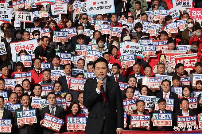 국민의힘 장동혁 대표가 12일 서울 여의도 국회 본청 계단에서 대장동 일당 7400억 국고 환수 촉구 및 검찰 항소 포기 외압 규탄대회에서 발언하고 있다. 장 대표는 이날 “우리가 황교안이다. 뭉쳐서 싸우자”라고 외치며 황 전 국무총리의 체포를 규탄했다. 동아일보 DB