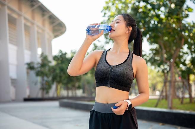 물을 마시는 여성. 사진 게티이미지뱅크