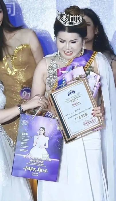 지난 16일 선전 '제28회 국제모델대회 중국 총결선'에서 논란이 된 수상자의 모습. 〈사진=펑파이신문 캡처〉