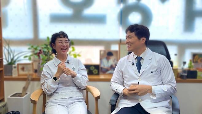 박성호 원장이 지난 14일 서울 마포구 망원동 한의원 진료실에서 췌장암 4기 진단을 받았지만 자연건강법을 꾸준히 실천해 1년2개월째 건강을 유지하고 있는 환자와 이야기를 나누며 활짝 웃고 있다. 박성호한의원 제공