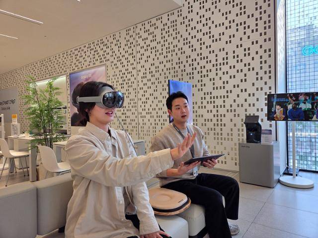 삼성스토어 홍대에서 고객이 헤드셋 형태의 모바일 기기 '갤럭시 XR'을 체험하고 있다. 삼성전자 제공