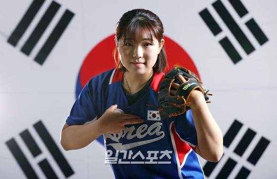한국 여자야구의 에이스 김라경이 일간스포츠와의 인터뷰에 앞서 포즈를 취하고 있다. 김민규 기자