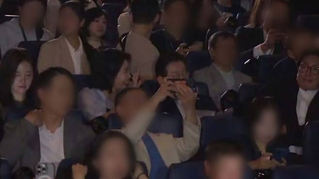 영화 관람 전 이재명 대통령(사진 가운데)이 편지를 읽는 모습('25.8.17)