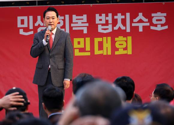 국민의힘 장동혁 대표가 22일 오후 부산 중구 광복로에서 열린 '민생회복 법치수호 국민대회'에 참석해 발언하고 있다. [사진=연합뉴스]