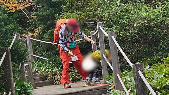 한라산 탐방로에서 바지를 내린 뒤 용변을 보는 아이와 휴지를 들고 기다리는 보호자 (사진, 한라산국립공원 홈페이지)