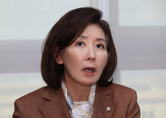 국민의힘 나경원 의원이 20일 서울 여의도 국회 의원회관 자신의 의원실에서 '국회 패스트트랙 충돌' 1심 선고 관련 기자 간담회를 하고 있다. 연합뉴스