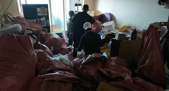 지난 9월에 지방의 한 원룸에서 3t 분량의 쓰레기가 나온 현장.