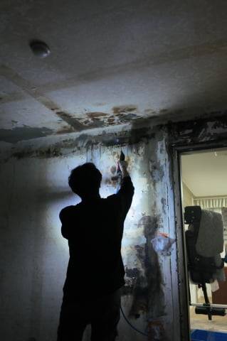 멀티탭 등 전자기기 화재 피해로 인해 까맣게 타버린 벽지 등을 철거하는 현장.